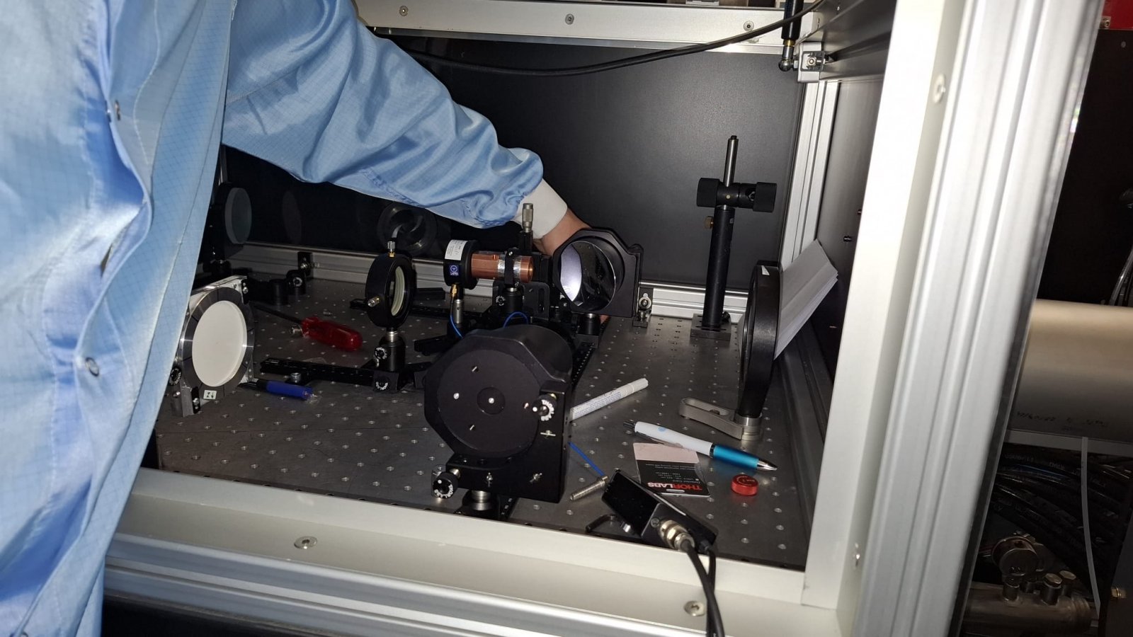 Terahertz Wave Accelerating